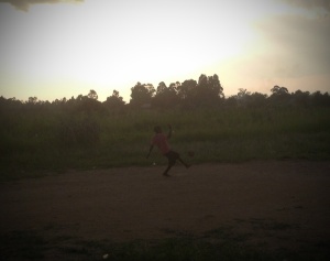 A child playing futebol nearby